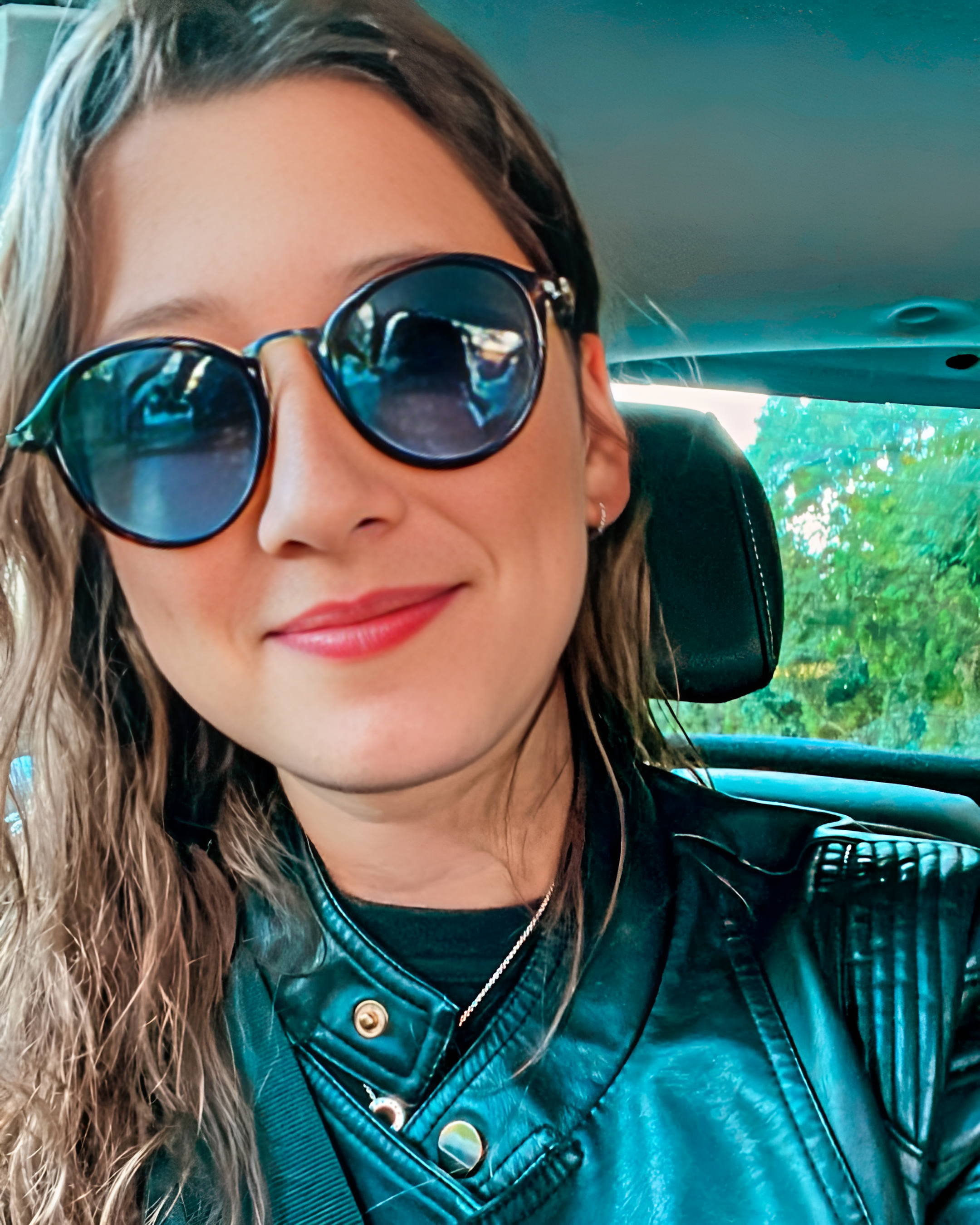 Vanessa Sebben rocking sunglasses and a leather jacket at a reunion with friends after 10 years in Dublin, Ireland. (Photo source: Vanessa Sebben/Instagram)